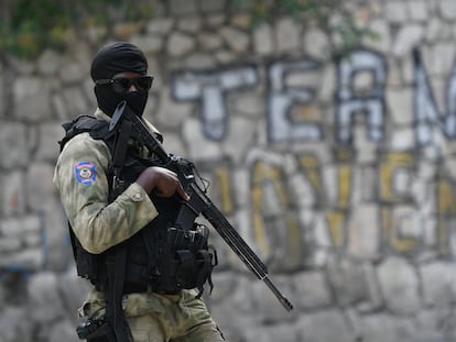 Um policial vigia o lugar em que estão presos os suspeitos de assassinar o presidente haitiano Jovenel Moïse.