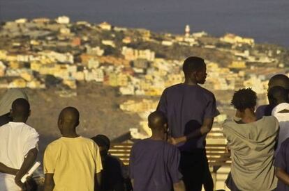 Un grupo de Inmigrantes, ayer, frente a las costas de Caños de Meca (Cádiz)