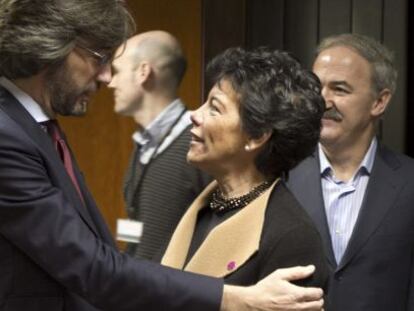 La consejera Celaá saluda al parlamentario popular Iñaki Oyarzábal ayer en el Parlamento vasco.