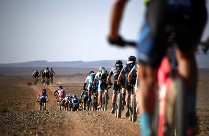 Participantes de la 13ª edición de Titan Desert 2018 montan sus biciletas el 29 de abril de 2018.