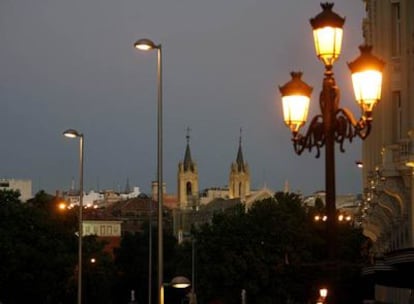 En primer plano, las farolas isabelinas. Al fondo, las modernas en la plaza de las Cortes.