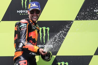 Brad Binder celebra en el podio de Brno su primera victoria en MotoGP.