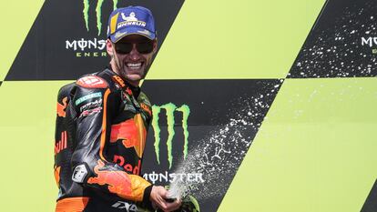 Brad Binder celebra en el podio de Brno su primera victoria en MotoGP.