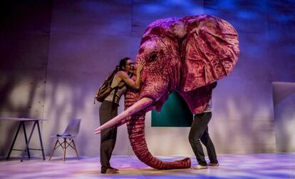 Los int&eacute;rpretes Mireia Gabilondo, Aitor Mazo e I&ntilde;aki Rikarte ( vestido de elefante) , en  &#039;La calma m&aacute;gica&#039; , escrita y dirigida por Alfredo Sanzol. 