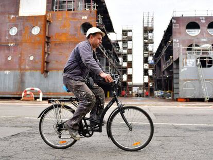 Un trabajador Un trabajador se desplaza en bicicleta por dentro de los astilleros de Saint Nazaire, donde trabajan miles de empleados desplazados