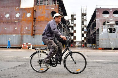 Un trabajador Un trabajador se desplaza en bicicleta por dentro de los astilleros de Saint Nazaire, donde trabajan miles de empleados desplazados