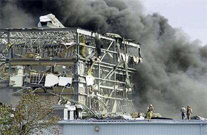 La explosión, cuyo origen se está investigando, provoca un aparatoso incendio.