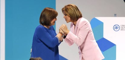 La presidenta del PP valenciano, Isabel Bonig, de azul, con la secretaria general nacional del partido, Mar&iacute;a Dolores de Cospedal, en el XIV congreso regional del partido.