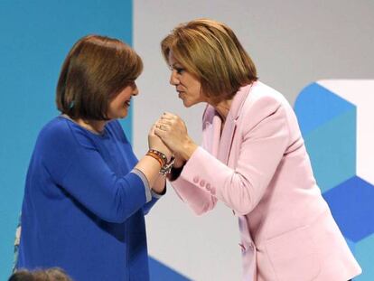 La presidenta del PP valenciano, Isabel Bonig, de azul, con la secretaria general nacional del partido, Mar&iacute;a Dolores de Cospedal, en el XIV congreso regional del partido.