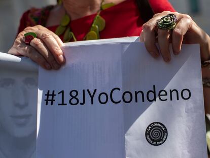Una mujer sostiene un cartel donde se lee #18JYoCondeno, en alusión al golpe de Estado de 1936,  el 18 de julio de 2021, frente al Congreso de los Diputados en Madrid.