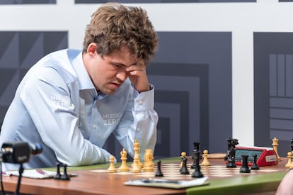 Carlsen, pocas jugadas antes de rendirse ante Niemann, este domingo en San Luis (EEUU)