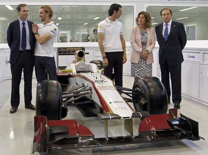 Luis Perez Sala, jefe del equipo HRT; Dani Clos, piloto probador; el piloto oficial Pedro de la Rosa; la alcaldesa de Madrid, Ana Botella, y el presidente de la Federación Española de Automovilismo, Carlos Gracia, en la presentación