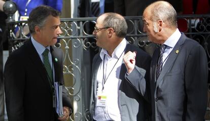 Iñigo Urkullu (izquierda), saluda al diputado general de Guipúzcoa, Martín Garitano (d) y el alcalde de San Sebastián, Juan Carlos Izaguirre.