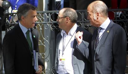 I&ntilde;igo Urkullu (izquierda), saluda al diputado general de Guip&uacute;zcoa, Mart&iacute;n Garitano (d) y el alcalde de San Sebasti&aacute;n, Juan Carlos Izaguirre. 