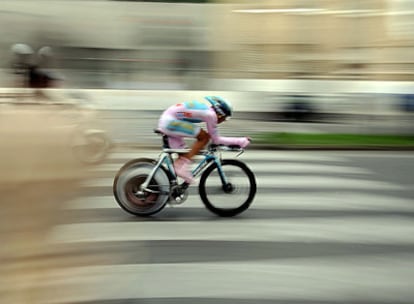 Alberto Contador, defendiendo la <i>maglia rosa</i> en la contrareloj final.