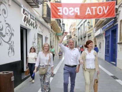 Monago pasea por Zafra con la alcaldesa de la localidad.