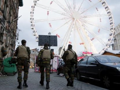 Soldados belgas patrullando Bruselas.