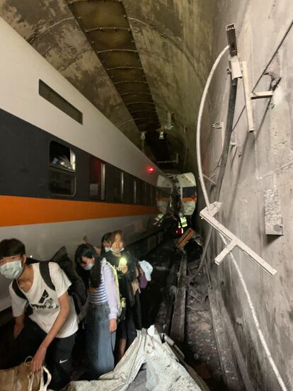 Interior del túnel en el que ha descarrilado parcialmente el tren. 