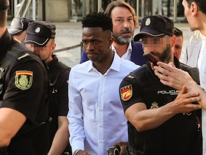 Vinicius, este jueves, a su salida de los juzgados de Plaza de Castilla en Madrid donde acudió a declarara por videoconferencia por los insultos racistas recibidos en Mestalla el 21 de mayo.