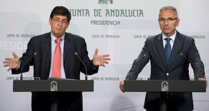 Diego Valderas (izquierda) y Miguel &Aacute;ngel V&aacute;zquez, ayer en San Telmo.