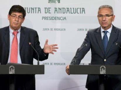 Diego Valderas (izquierda) y Miguel &Aacute;ngel V&aacute;zquez, ayer en San Telmo.