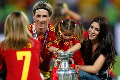 Fernando Torres celebró la victoria con sus hijos Leo y Nora y su mujer Olalla Domínguez.