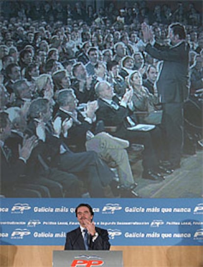 Aznar elogia la labor de Rajoy en la crisis del <b></b><i>Prestige,</i> y el vicepresidente, puesto en pie, agradece los aplausos.