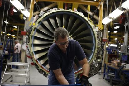 Trabajos de ensamblaje de un avi&oacute;n en una factor&iacute;a de GE Aviaci&oacute;n.