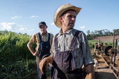 Juan Von (a la derecha) y Jacob desmontan el terreno de un vecino en la colonia de Taibó después de llegar a un acuerdo comercial para obtener traviesas de madera procedente de árboles del bosque seco Chiquitano.