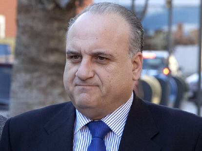 Francisco Javier Bru, concejal del PP en Albatera, cerca del juzgado de la localidad.