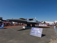 Maqueta de exhibición en el Paris Air Show 2023 del futuro avión de combate europeo, que se incluye dentro del programa FCAS, liderado por Dassault, Airbus e Indra.