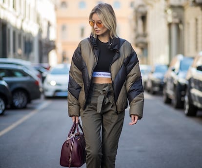 Lisa Hahnbueck con un looks deportivo en tono verde militar de Public School (910 euros).