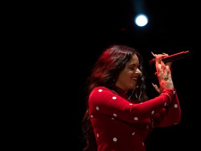 Rosalía, durante el concierto homenaje a Capullo de Jerez en 2019 por su 50º aniversario en el flamenco.