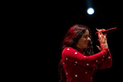 Rosalía, durante el concierto homenaje a Capullo de Jerez en 2019 por su 50º aniversario en el flamenco.