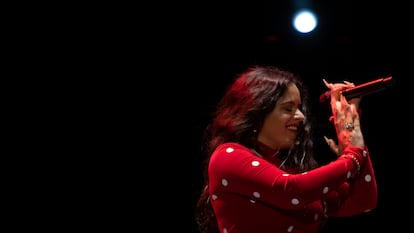 Rosalía, durante el concierto homenaje a Capullo de Jerez en 2019 por su 50º aniversario en el flamenco.