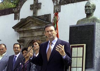 El <i>lehendakari</i> Ibarretxe, el martes, en el homenaje a José Antonio Aguirre en Trucios (Vizcaya).