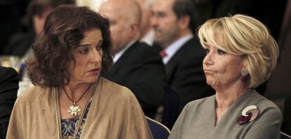 La líder del PP de Madrid ha asegurado que la alcaldesa "ha gestionado estupendamente bien esta crisis". En la foto, ambas esta mañana en un acto del presidente de Seeliger y Conde, para el que trabaja Aguirre.