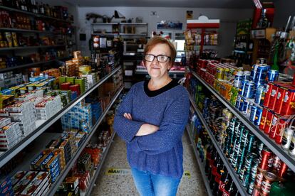 Mariluz Ramírez (55 años) tiene una de las dos tiendas que hay en Castejón. Recalca la importancia de estos servicios, en especial para la gente mayor, a la que le es muy difícil trasladarse a otro municipio a comprar, aunque advierte de que la viabilidad económica es complicada. "Cubrimos gastos", afirma. "Los pueblos estos se han quedado sin nada, es un poco triste". 