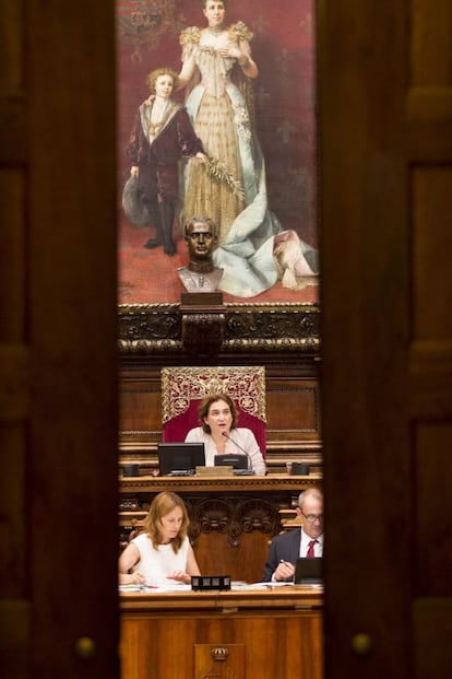 Pleno de aprobacion del cartapacio municipal en el Ayuntamiento de Barcelona el pasado 14 de julio. El acto era presidido por la alcaldesa Ada Colau y, simbólicamente, por el busto de Juan Carlos I ahora retirado.