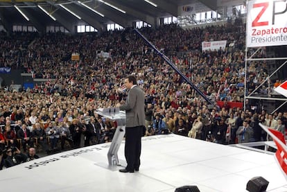 José Luis Rodríguez Zapatero en un acto electoral del PSOE en el pabellón de la Fuente de San Luis de Valencia, en marzo de 2004.