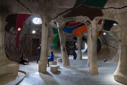 Sala de exposiciones Amdavad ni Gufa, Ahmedabad, 1994, obra de Balkrishna Doshi en colaboración con M. F. Husain.