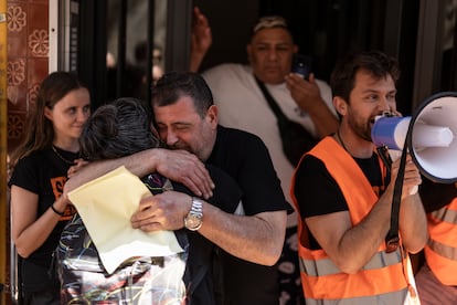 Juanjo celebra el aplazamiento, por un mes, de su desahucio en el barrio de Ciutat Meridiana de Barcelona.En la imagen, Juanjo se abraza con una compañera del sindicato tras la suspensión del desahucio. [ALBERT GARCIA] 

 

