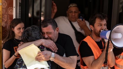 Juanjo Hernández con el Sindicato de Inquilinas que suspendió su desahucio en Ciutat Meridiana, Barcelona
