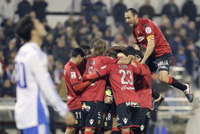 Los jugadores del Mallorca celebran el gol de Víctor.
