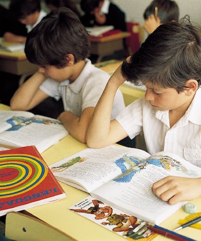 Escolares estudiando con libros de Santillana.