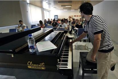 Un momento de la jornada sobre el piano y el cuerpo humano.