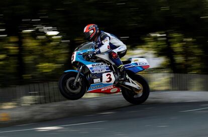 El motorista británico británico Philip Crowe conduce su motocicleta del modelo Suzuki GSX 1100 durante la carrera del Classic TT, en la Isla de Man (Reino Unido), el 24 de agosto.