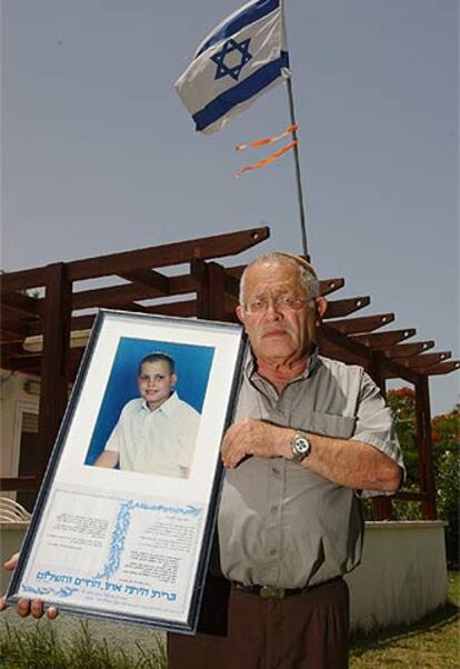 Shlomo Yulis, con la foto de su hijo Etai en su casa de Gaza.