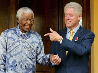 Imagem de arquivo de 19 de julho de 2005, Mandela e o ex-presidente norte-americano Bill Clinton.