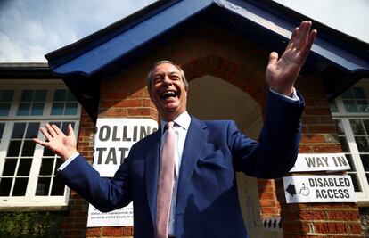 El líder del Partido del Brexit, Nigel Farage, tras votar en un colegio electoral en las elecciones europeas, en Biggin Hill (Reino Unido).